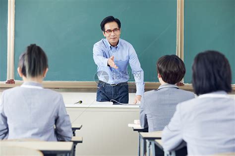 【开学第一天】校领导深入课堂听课-长江大学新闻网