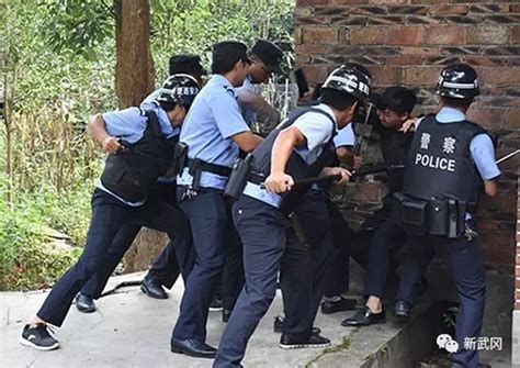 警察当街抓捕正在交易的4名毒贩_凤凰网视频_凤凰网