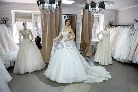 幸福的新娘在沙龙试穿婚纱高清图片下载-正版图片504094443-摄图网