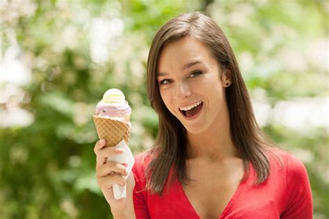 在家吃草莓香草冰淇淋的年轻女子图片-年轻女子在家吃草莓香草冰淇淋素材-高清图片-摄影照片-寻图免费打包下载