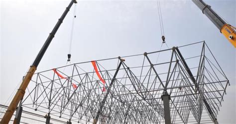 忻州光伏产业园区项目二号厂房二区钢结构网架首吊成功|忻州市|产业园|开发区_新浪新闻