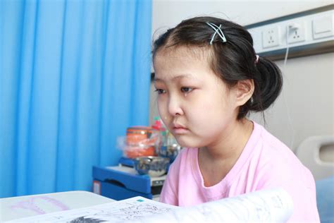 洛阳11岁病重女孩抱着妈妈大哭：我不治病了，你和爸爸不要离婚-大河网