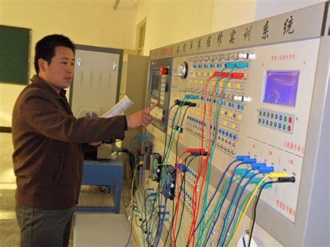 我院实验人员积极调试新设备..-郑州工业应用技术学院--机电工程学院