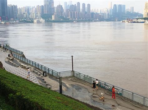 连日来，重庆长江上游城市暴雨不断，引发大洪水|南滨路|重庆长江|洪峰_新浪新闻