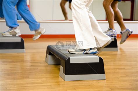 健康俱乐部舞蹈健美操出汗肌肉运动服健身房运动员脚步人脚幸福高清图片下载-正版图片320006832-摄图网