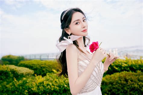 Angelababy天鹅羽翼白裙造型 演绎法式优雅 - 中国娱乐资讯网CECET.CN