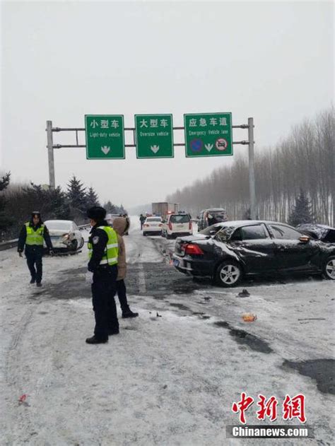 安徽高速30余辆车连环相撞 一百多人现场救援 已救出17人