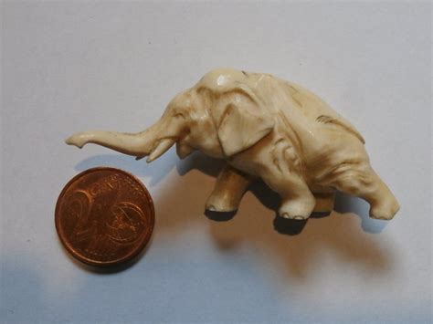 Eine Gruppe von 6 fein geschnitzten Miniatur Tieren - Elfenbein - Catawiki