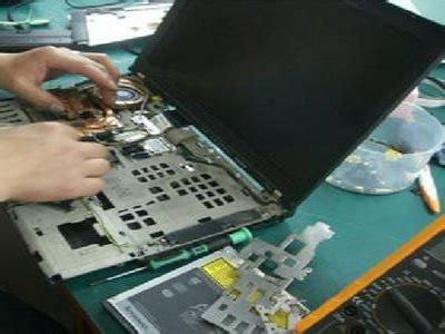 维修笔记本电脑工程师拿着除尘刷特写高清摄影大图-千库网