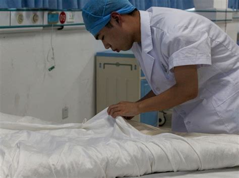 国际护士节丨医护学院举行护理铺床操作比赛-医护学院