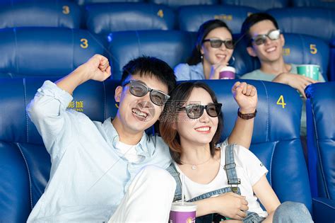 年轻情侣在影院看3D电影高清图片下载-正版图片501411542-摄图网