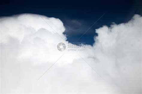 蓝色的天上飘着一块一块的浮云高清图片下载-正版图片303927855-摄图网