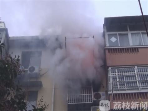 南京鼓楼一居民楼内突发大火 都是电线老化惹的祸--江苏频道--人民网