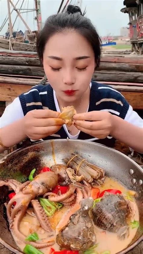 美女吃2斤大海螺，底下的锅里满满的都是海鲜，吃得太过瘾了！_腾讯视频