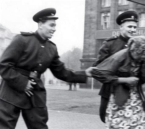 苏联军队攻克柏林, 在柏林大街上欺负德国妇女, 人性的另一面
