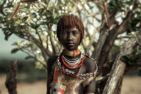 非洲这个原始部落，姑娘唇盘越大越美，与独龙族纹面女有得一比__凤凰网