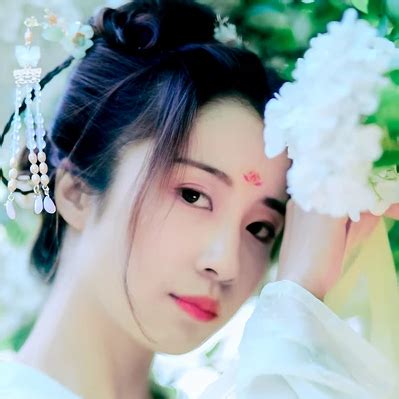 捧花头像古风女生真人版