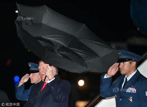 特朗普结束集会回程遇大风 伞被掀翻_新浪图片