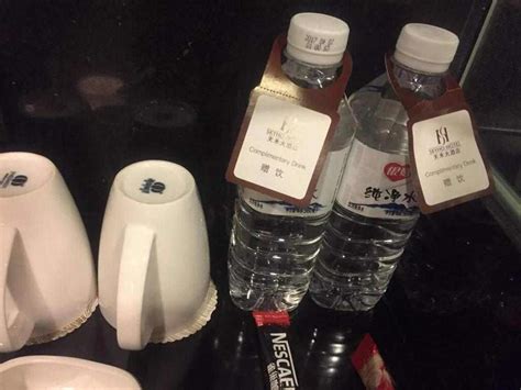 酒店矿泉水定 制酒吧小瓶水订 做多种标签公司活动用logo矿泉水-阿里巴巴