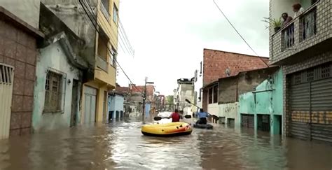 路透：巴西东部爆发洪灾致两座大坝被冲垮 诸多城镇被淹没_独家专稿_中国小康网