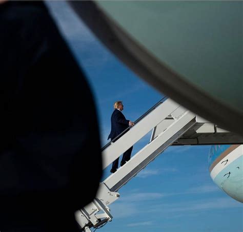 美媒：特朗普乘坐“空军一号”险被无人机撞到 - 西部网（陕西新闻网）