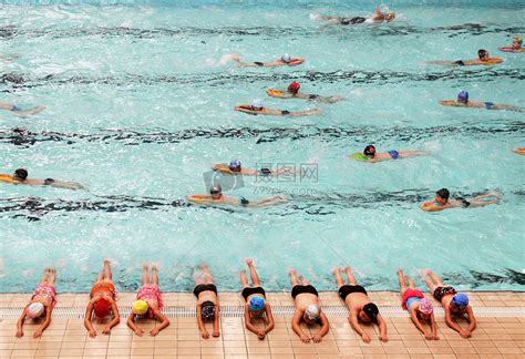 怎样学游泳游得更好（如何通过自学成为游泳高手？业余游泳爱好者「自学攻略」） | 说明书网