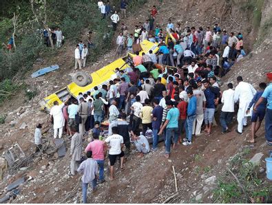 印度一校车坠入峡谷 27名儿童死亡_凤凰资讯