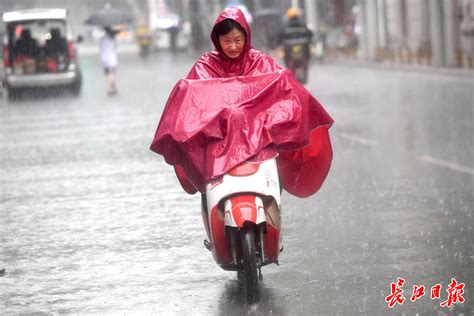 强降雨致湖北武汉城区出现内涝 水务部门紧急排水-图片频道