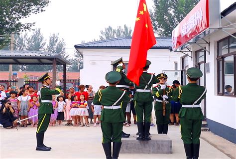 学校驻村帮扶组开展升国旗唱国歌喜迎新中国成立七十周年活动-党委宣传部