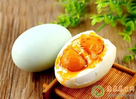 四川泡盐蛋的方法 咸鸭蛋的功效与作用_彩牛养生
