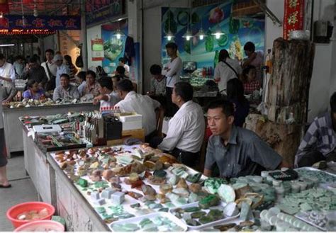实拍素有中国玉雕之乡的河南镇平县石佛寺镇玉石市场