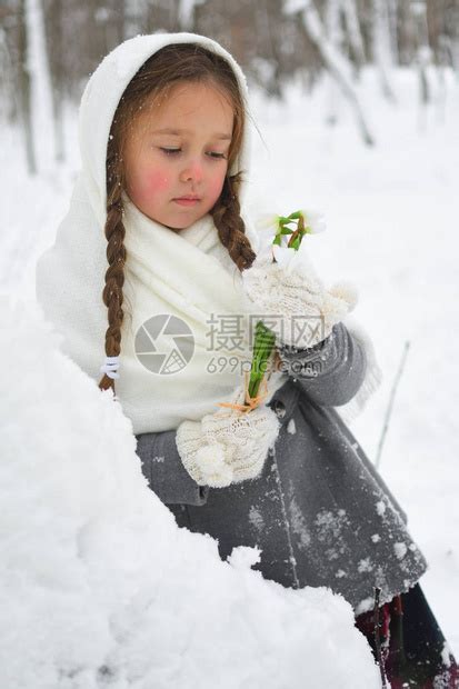 身穿披肩和手套的小女孩在雪地上采雪高清图片下载-正版图片503993613-摄图网