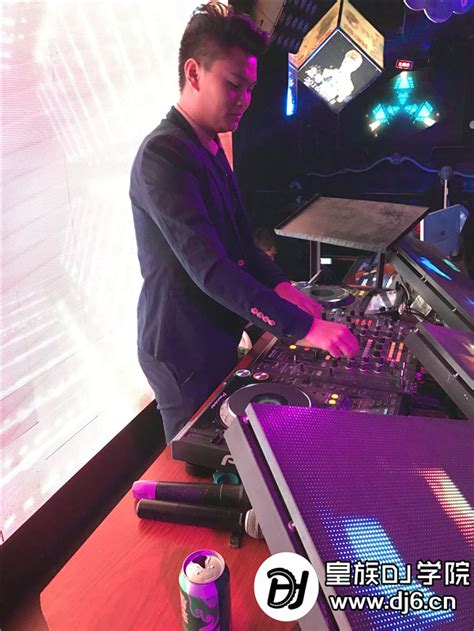 皇族DJ学员王庆酒吧打碟现场图片 - 皇族DJ学院