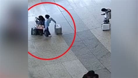 男子在武汉火车站猥亵女大学生 被行政拘留10日_凤凰网视频_凤凰网