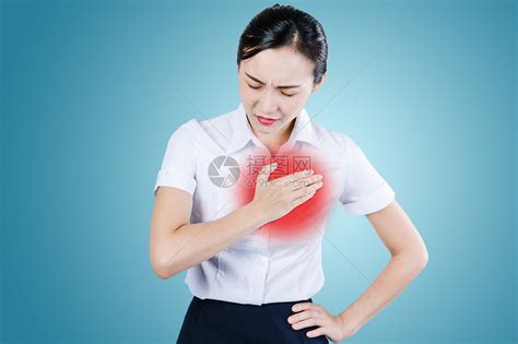 胸口疼痛的女性图片素材-正版创意图片500683582-摄图网