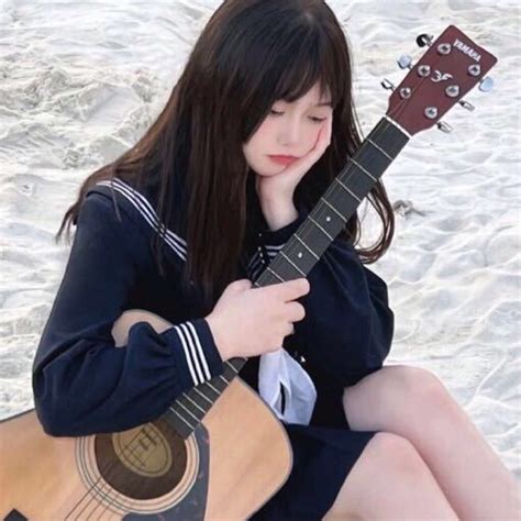 弹吉他的女生古风头像