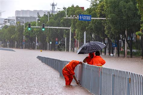 暴雨洪水抢险救灾的工作人员高清图片下载-正版图片501643931-摄图网