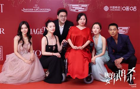 《鹦鹉杀》亮相上海国际电影节红毯 周冬雨领衔剧组尽显有爱“团魂” - 360娱乐，你开心就好