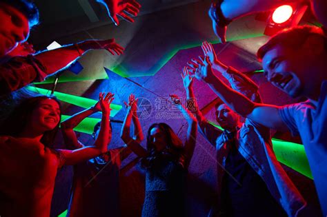 男女在夜总会激烈的舞高清图片下载-正版图片502600876-摄图网