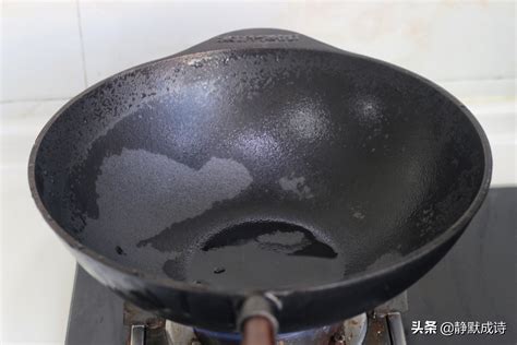 铸铁锅的正确开锅方法是怎样的（铸铁锅怎么开锅？拿到直接用是大错特错） | 说明书网