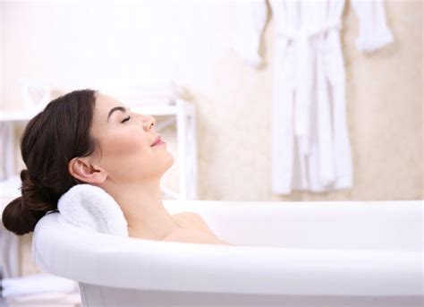 年轻女性使用沐浴球洗澡淋浴高清图片下载-正版图片501792152-摄图网