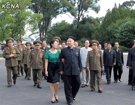 金正恩夫人短裙装引领朝鲜时尚风标-嵊州新闻网
