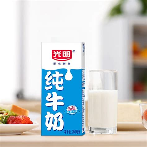 光明经典全脂纯牛奶250ml*24盒家庭礼盒装常温早餐奶