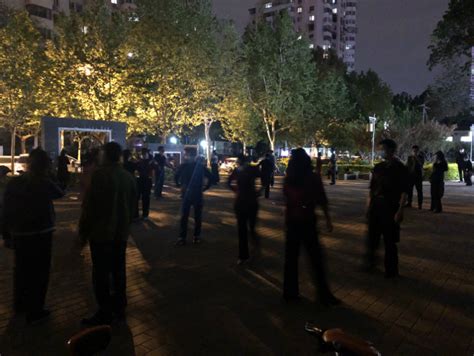 密集扎堆、不重防护、噪音扰民，广场舞又跳起来了-千龙网·中国首都网