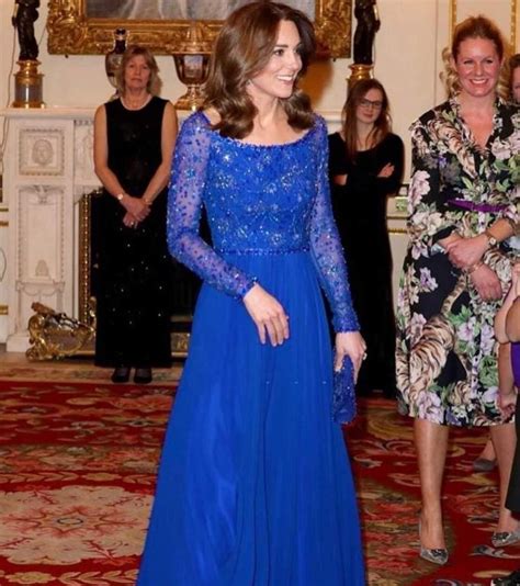 凯特王妃真的太会穿！宝蓝色连衣裙端庄稳重，优雅高贵不失浪漫