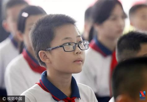 2013年4月25日，在中国东部山东省文登市一所小学上课时，一名戴眼镜的中国学生正在写字。高清摄影大图-千库网