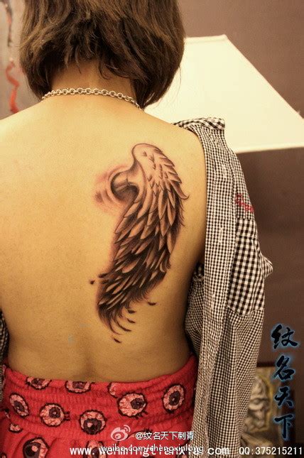 女生后背精美的一半天使一半恶魔翅膀纹身图案