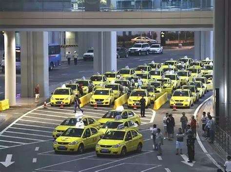 重庆黄色法拉利是什么意思？重庆出租车是什么牌子的车？_9万个为什么