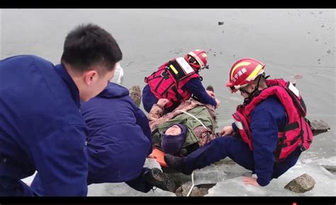 一男子冰钓坠入冰窟窿，丹东消防员跪冰救人！看现场……_落水