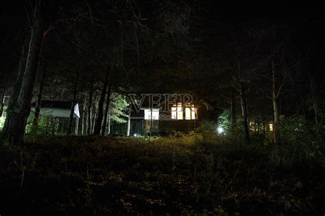 老房子与一个幽灵在森林晚上或废弃的鬼屋在雾。枯树林中神秘的老建筑。夜晚有月亮的树。超现实的灯。万圣节恐怖的概念照片摄影图片_ID ...
